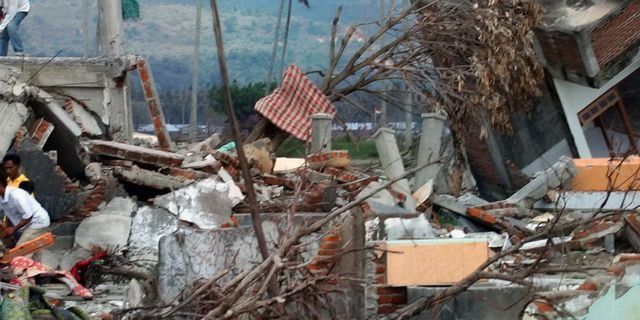  نے مدد کی انڈونیشا میں زلزلہ زدگان کی FBS